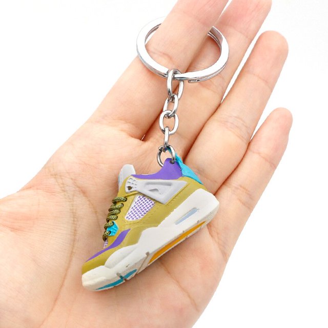 LLavero de zapatilla de deporte pequeña en 3D, accesorio divertido de simulación de calzado de baloncesto, ideal para regalo de cumpleaños de niños