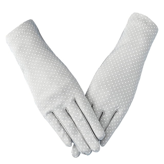 guantes de mujer anggrek de protección solar transpirables de algodón, par de guantes color claro con micropuntos blancos, vista frontal centrada que muestra dedos y puño largo hasta la muñeca, tejido fino y transpirable indicado para conducir y actividades al aire libre; también adecuados para escalada ligera o montar a caballo.