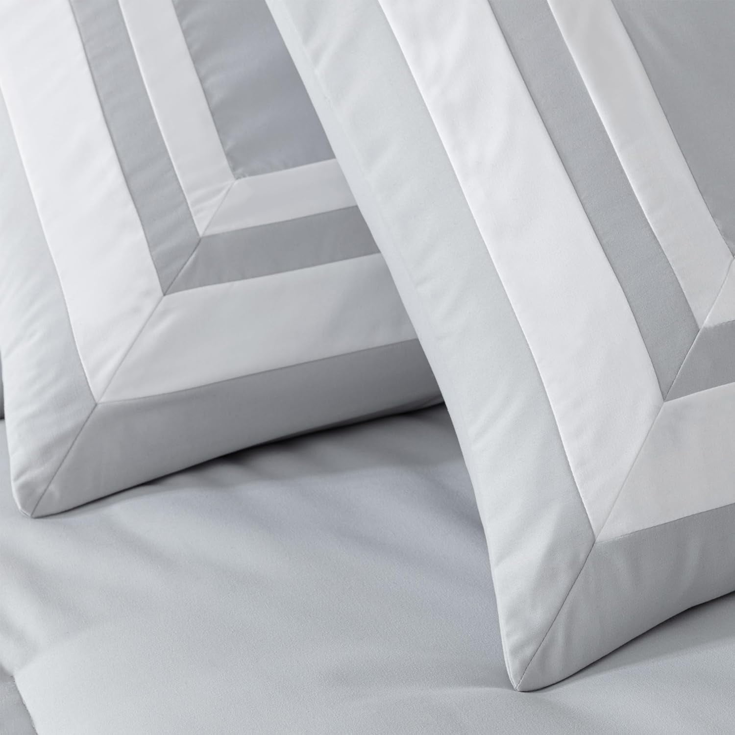 Chezmoi Collection Caprice 7-Piece Hotel Style Comforter Set California King Size, Silver/White Square Pattern Color Block Bedding w/Decorative Pillows, Luxurious Lightweight All Season Bed Set