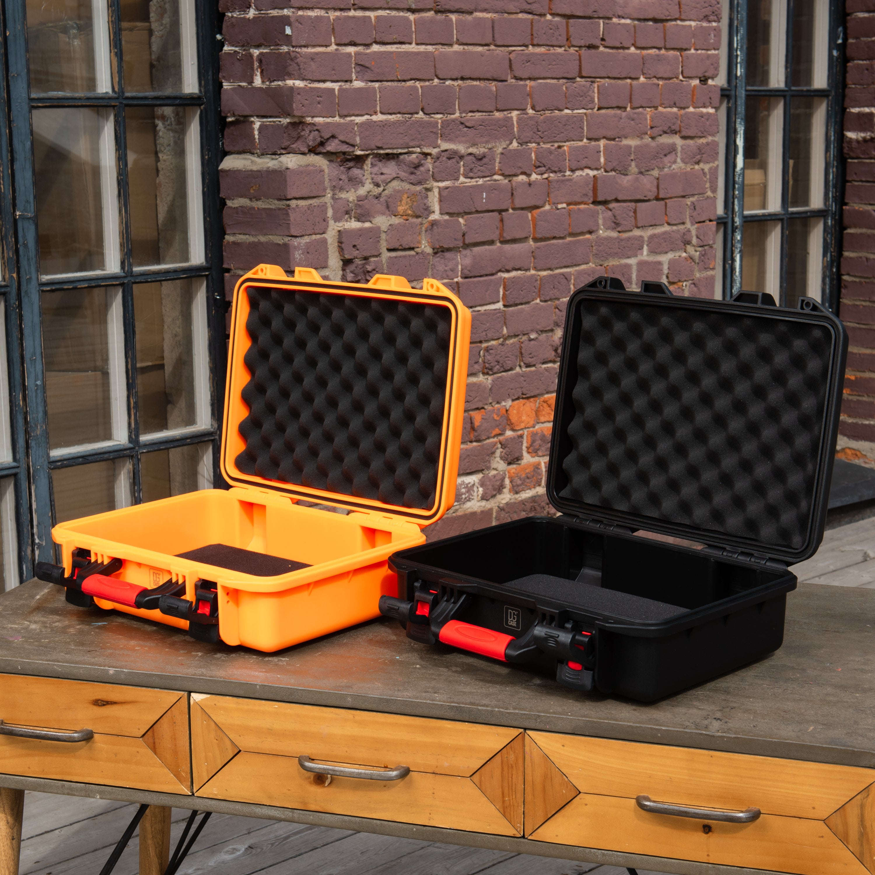 17" Hard case with cubed foam inside for laptop etc - DGCASE@50-02 | int: 15.35 x 10.43 x 5.13 in