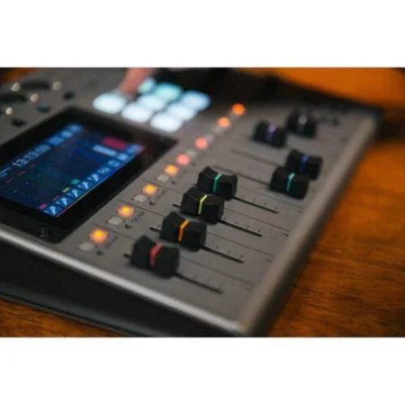 ZOOM PodTrak P8 マルチトラック ポッドキャストレコーダー