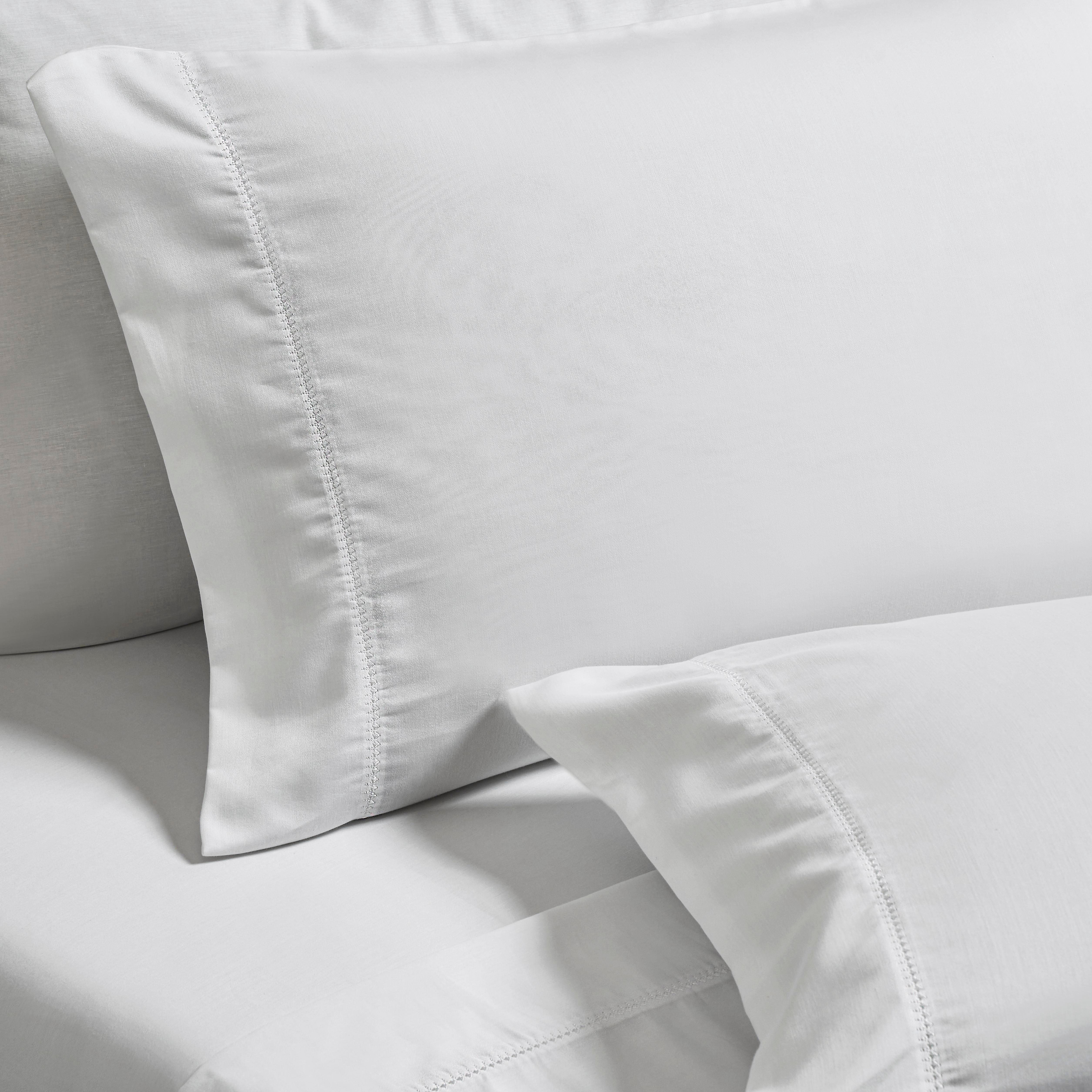 Superior Cotton Blend 600 Thread Count Embroidered Pillowcases , Set of 2, Standard Size, White