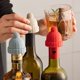 thumbnail image 2 of Tapón de vino de silicona reutilizable lavable anti-moho a prueba de fugas a prueba de sólido botella de botella tapa interior cocina de sellado de cocina roja, 2 of 7