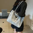 thumbnail image 4 of Bolsos de mano para mujer 2024, nuevos bolsos de diseñador de moda con cadena y mariposa, bolsos de hombro de gran capacidad con perlas para mujer, 4 of 5
