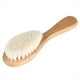 thumbnail image 4 of Cepillo para el cabello del bebé Ecomeon Cosy Infant de pelo de cabra natural suave con mango de madera, 4 of 4