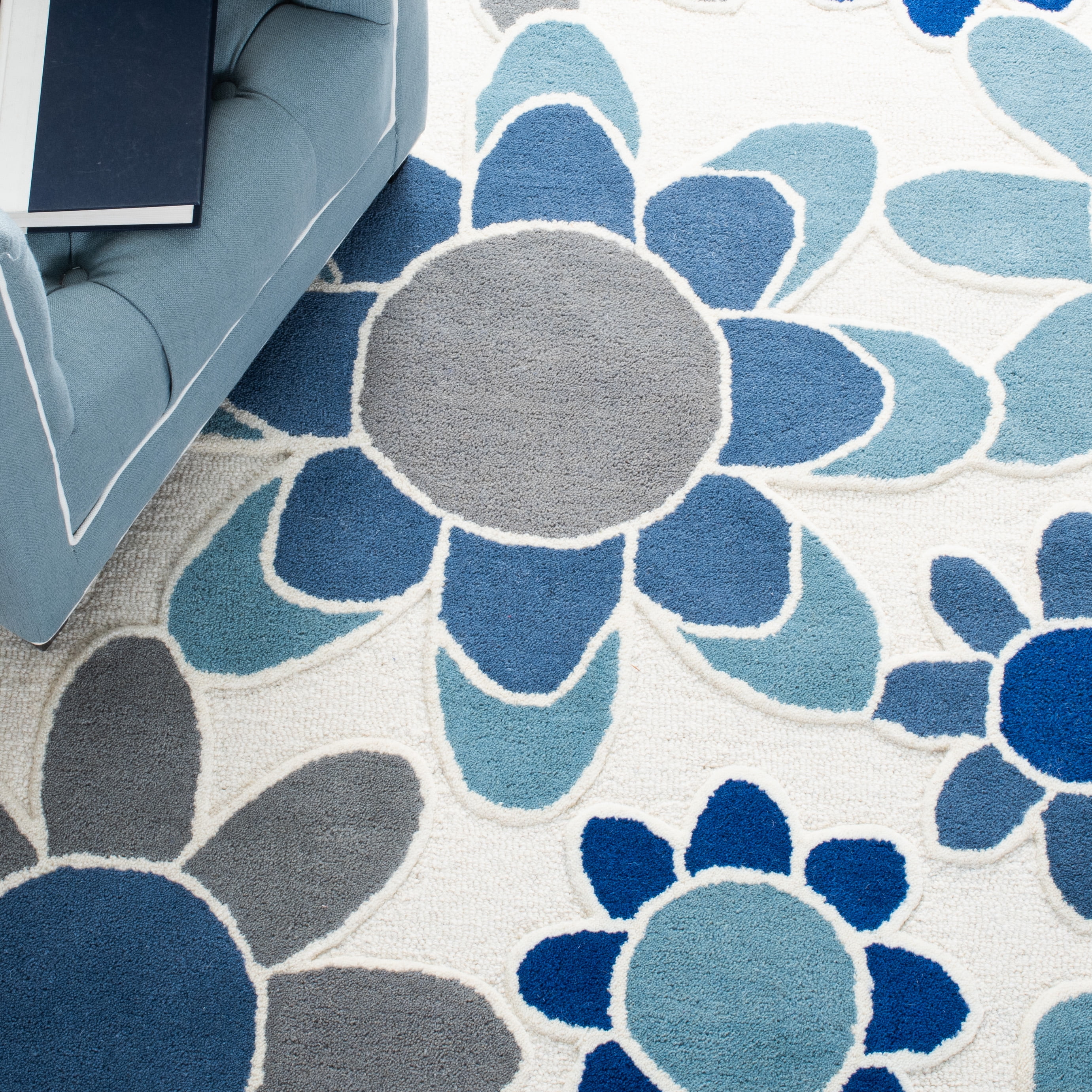 SAFAVIEH Kids Floral Flower Bursts Area Rug, Ivory/Blue, 5' x 5' Square