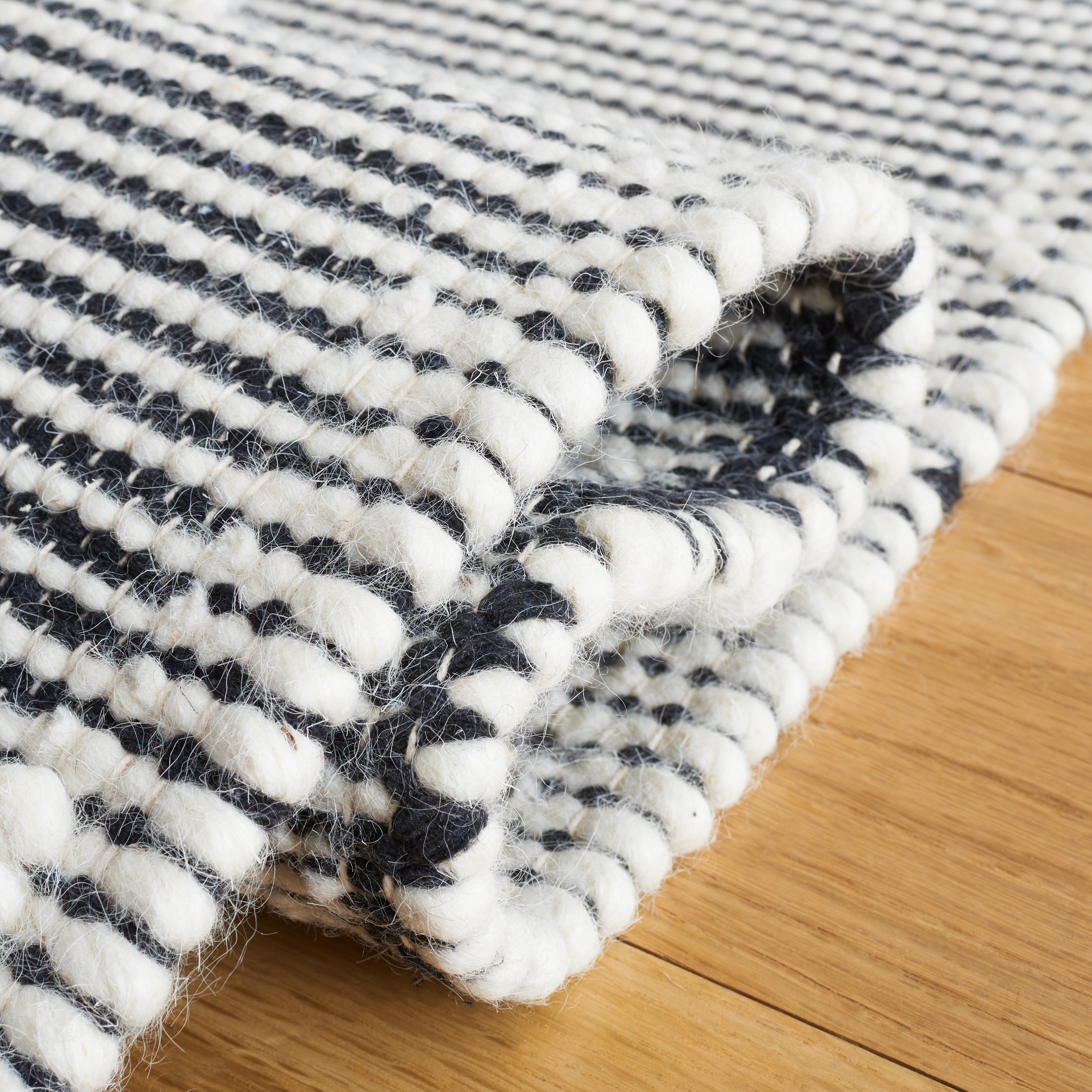SAFAVIEH Marbella Annabelle Diamond Area Rug, Ivory/Black, 4' x 6'