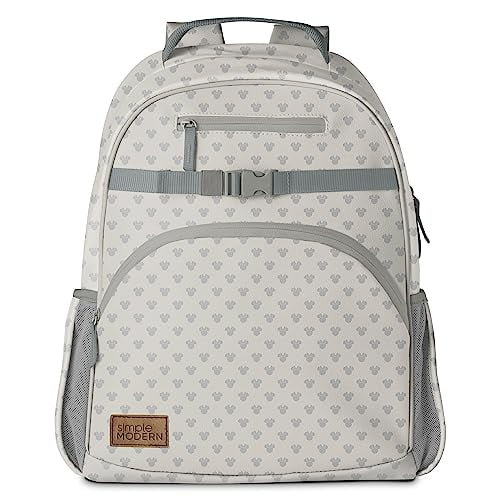 mochila simple modern mochila de piel vegana para niños pequeños 18 litros gris Disney, vista frontal centrada con patrón repetido de icono Disney, bolsillo frontal con cremallera, tira ajustable con hebilla, dos bolsillos laterales de malla para botellas, asa superior acolchada y parche Simple Modern; incluye funda interior para tablet y capacidad de 18 L, adecuada para escuela y viajes.