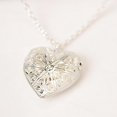 thumbnail image 4 of El collar de amor en forma de corazón se puede abrir con un pequeño enchapado de fotos, collar de caja de fase en forma de corazón de melocotón con flores huecas de estilo coreano para mujer, 4 of 5