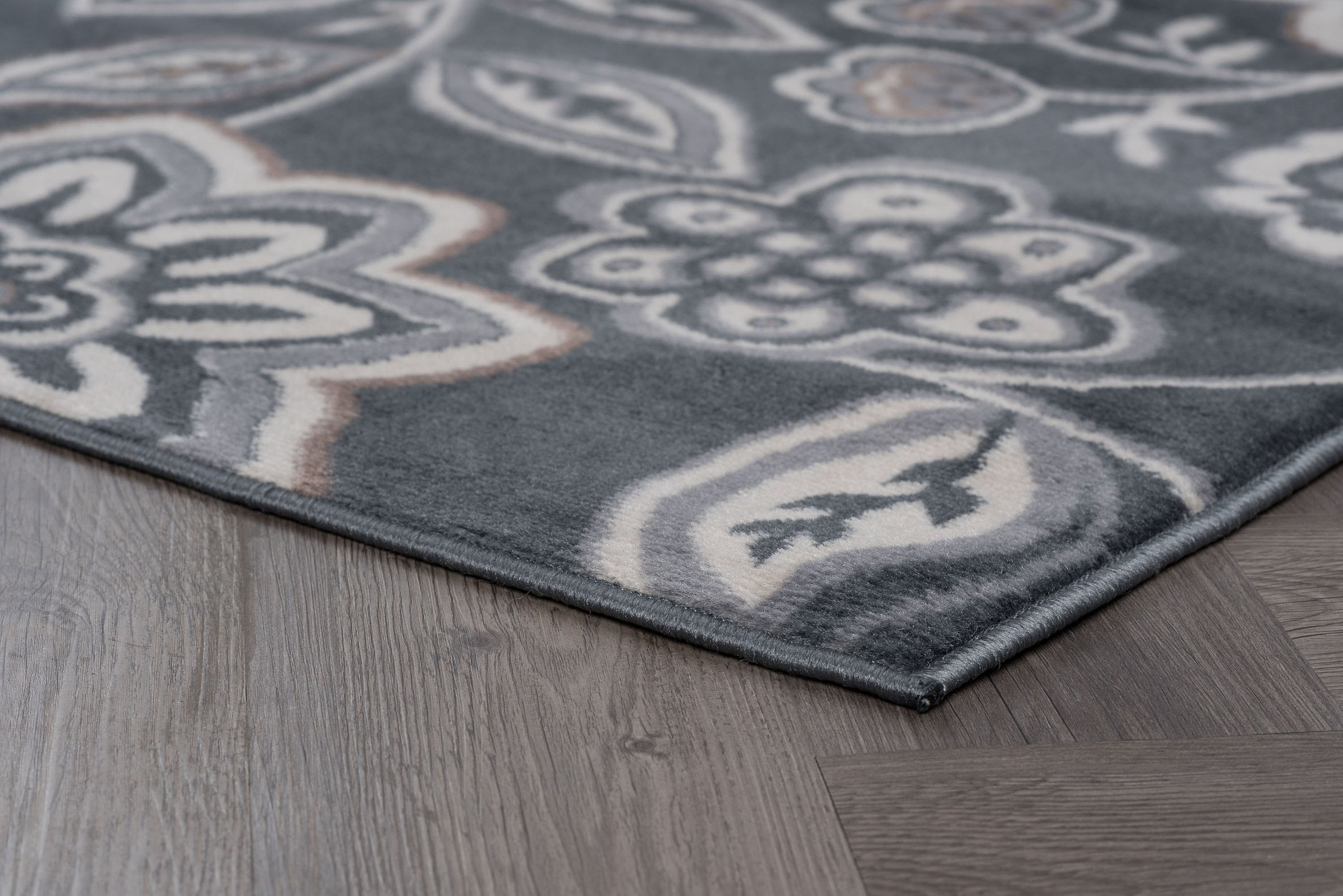 Madison Transitional 5' x 7' Gray and Cream Polypropylene Indoor Area Rug