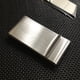 thumbnail image 3 of Billetera delgada de acero inoxidable para hombre, con tres pliegues de metal y clip para billetes., 3 of 6