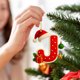 thumbnail image 4 of Colgante de Árbol de Navidad Acrílico 2D | Adorno con Iniciales de 26 Letras | Decoración Navideña de Doble Cara para Árbol, Puerta y Mochila | Regalo Familiar para Navidad, Cumpleaños y San Valentín, 4 of 5