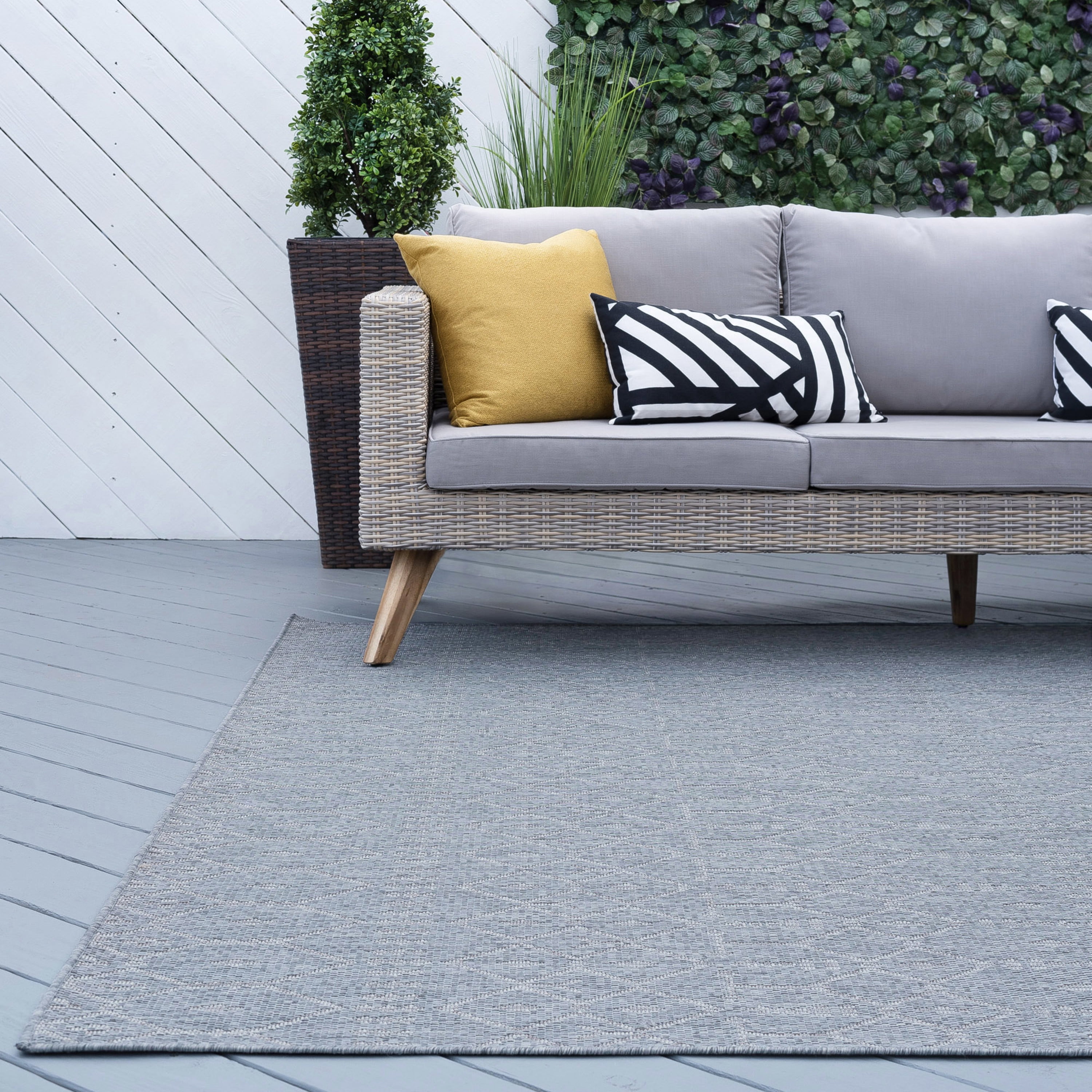 Veranda Contemporary 5' x 7' Gray and Cream Polypropylene Outdoor Area Rug