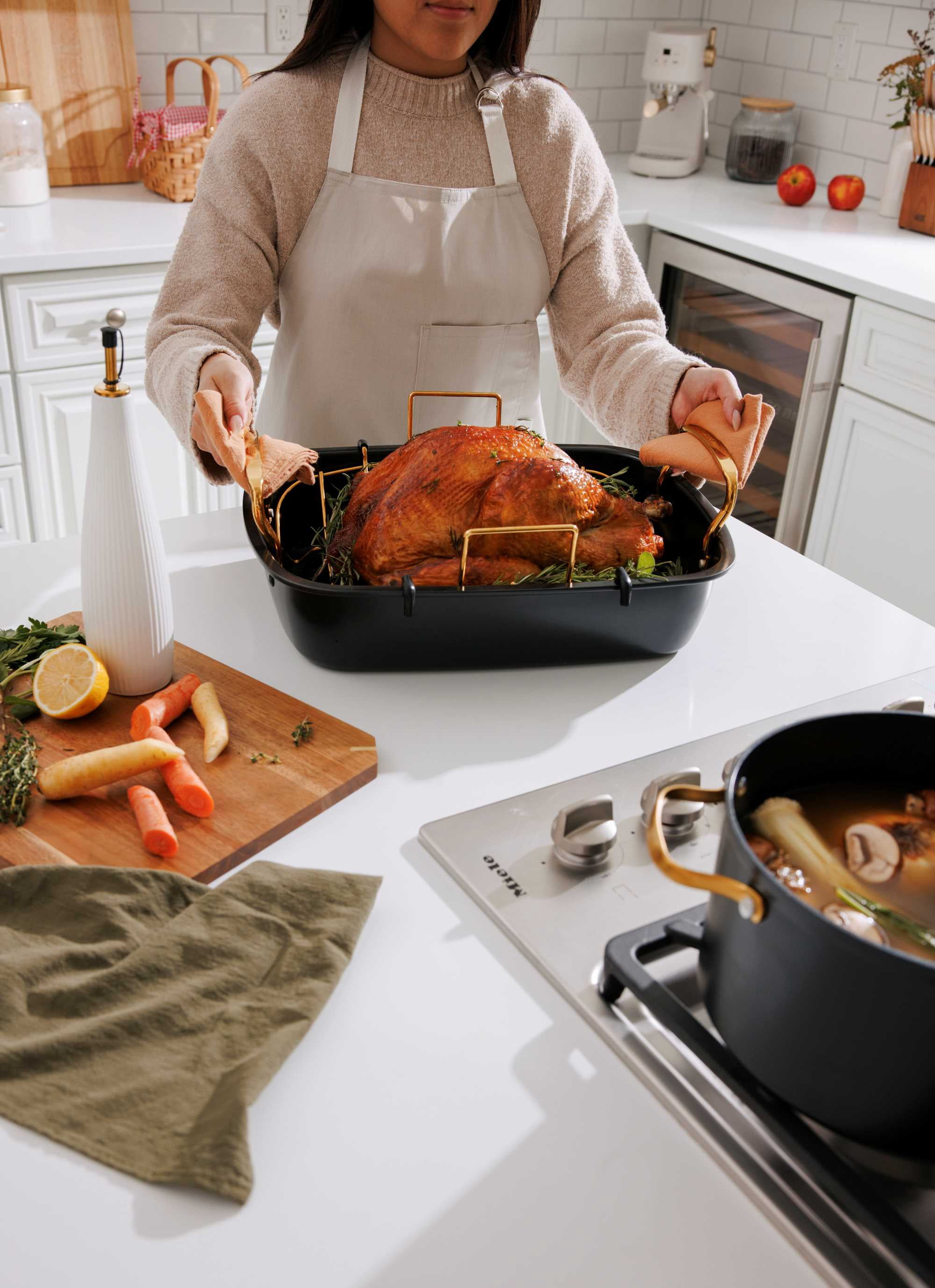 Thyme & Table 2-Piece Roaster with Rack, Black