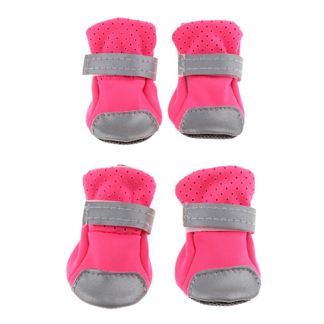 perro cachorro zapatos mascota tela transpirable botas cómodas botines sunnimix zapatos para mascotas botas Conjunto de 4 botines rosa, vista frontal con par delantero y trasero; botín de perfil bajo en tela transpirable rosa con parte superior perforada, puntera y suela gris antideslizante, correa reflectante gris de velcro para ajuste seguro, acolchado interior visible, talla S aprox. 4.5x4 cm (1.77x1.57 in). A menudo usado para proteger y mantener limpias las patas pequeñas durante paseos cortos.