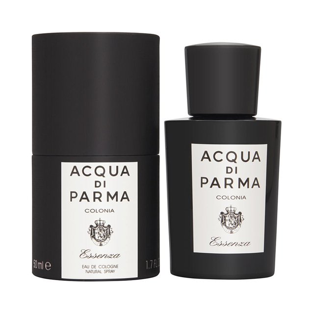 acqua di parma essenza eau de cologne spray 1.7 oz acqua di parma Eau de colonia Essenza 50 ml para hombre, vista frontal de frasco oscuro y estuche cilíndrico negros con etiqueta blanca y logotipo Acqua di Parma, tapa visible, marcado 50 ml/1.7 fl oz, fabricado en Italia; tamaño compacto adecuado como regalo de viaje.