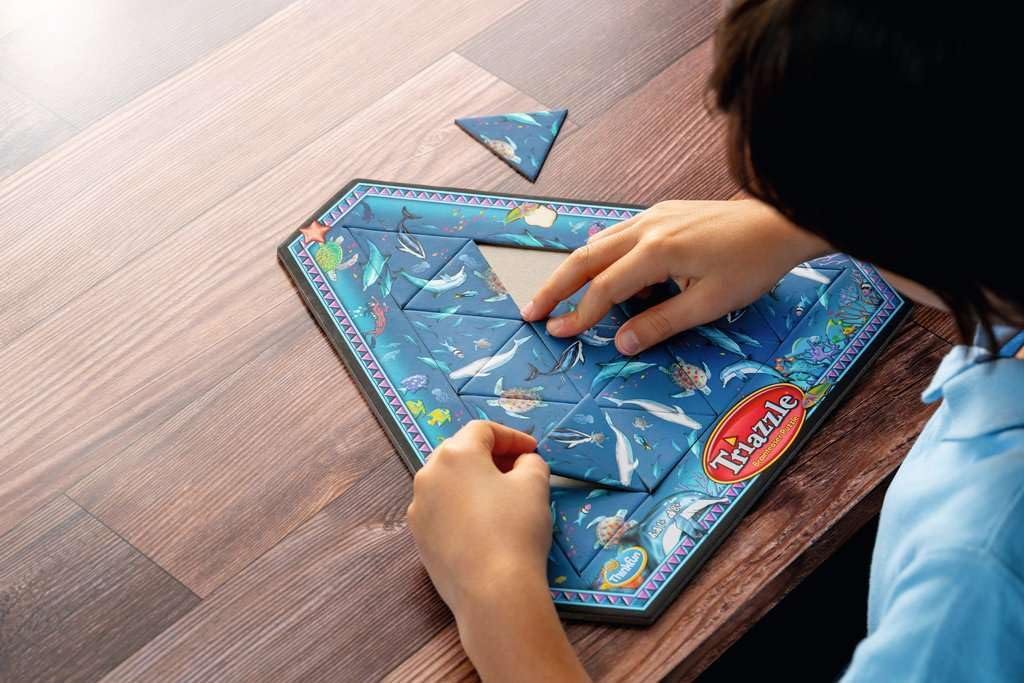ThinkFun Triazzle Delfini, Gioco Di Logica E Rompicapo A Triangoli, Puzzle Magnetico Per Bambini Dagli 8 Anni, Sfida La Mente Con Migliaia Di Combinazioni