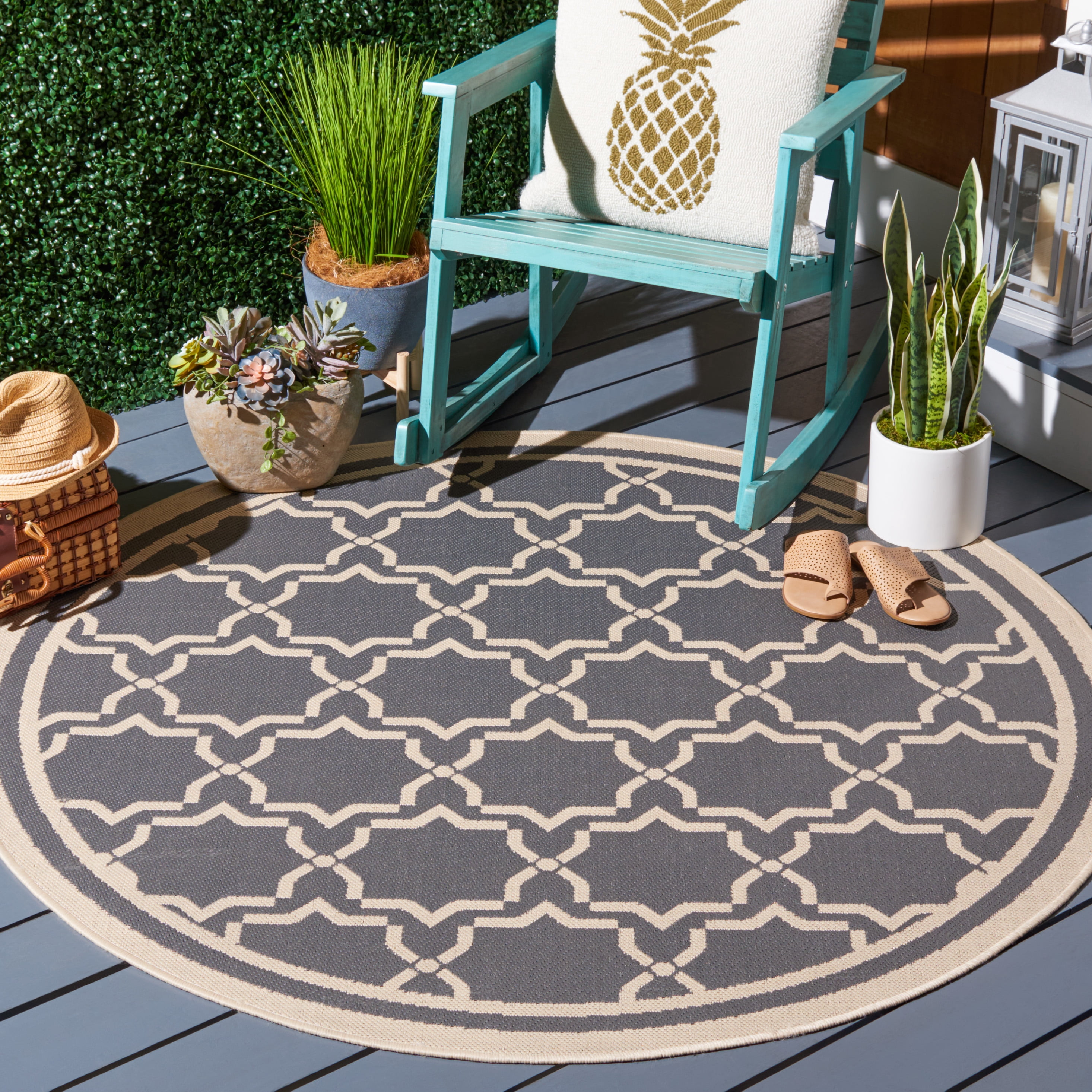 SAFAVIEH Courtyard Allison Geometric Bordered Indoor/Outdoor Area Rug, 5'3" x 5'3" Round, Anthracite/Beige