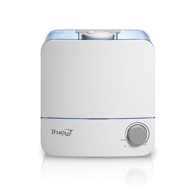 humidificador Hamilton Beach TrueAir blanco, vista frontal centrada de niebla fría con tanque cuadrado de 5.5L, perilla giratoria de control en el frente y logotipo TrueAir, tapa superior translúcida azul y base reflectante; a menudo usado para aumentar la humedad en habitaciones y ayudar a mantener la piel hidratada durante la noche.