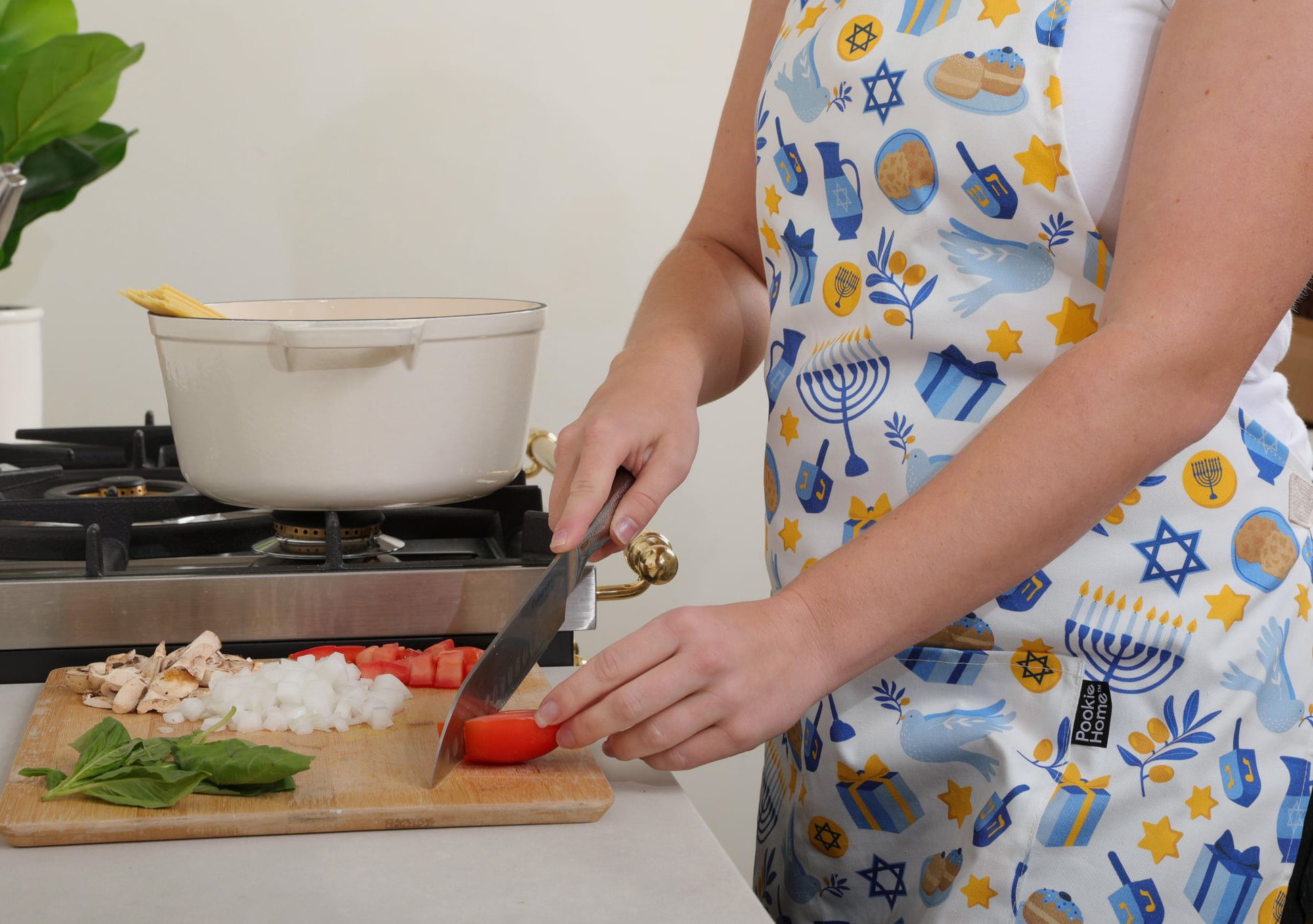 Pookie Home Happy Hanukkah Apron - Full Coverage Polyester/Cotton Apron with Large Pockets - Water/Oil/Stain Resistant