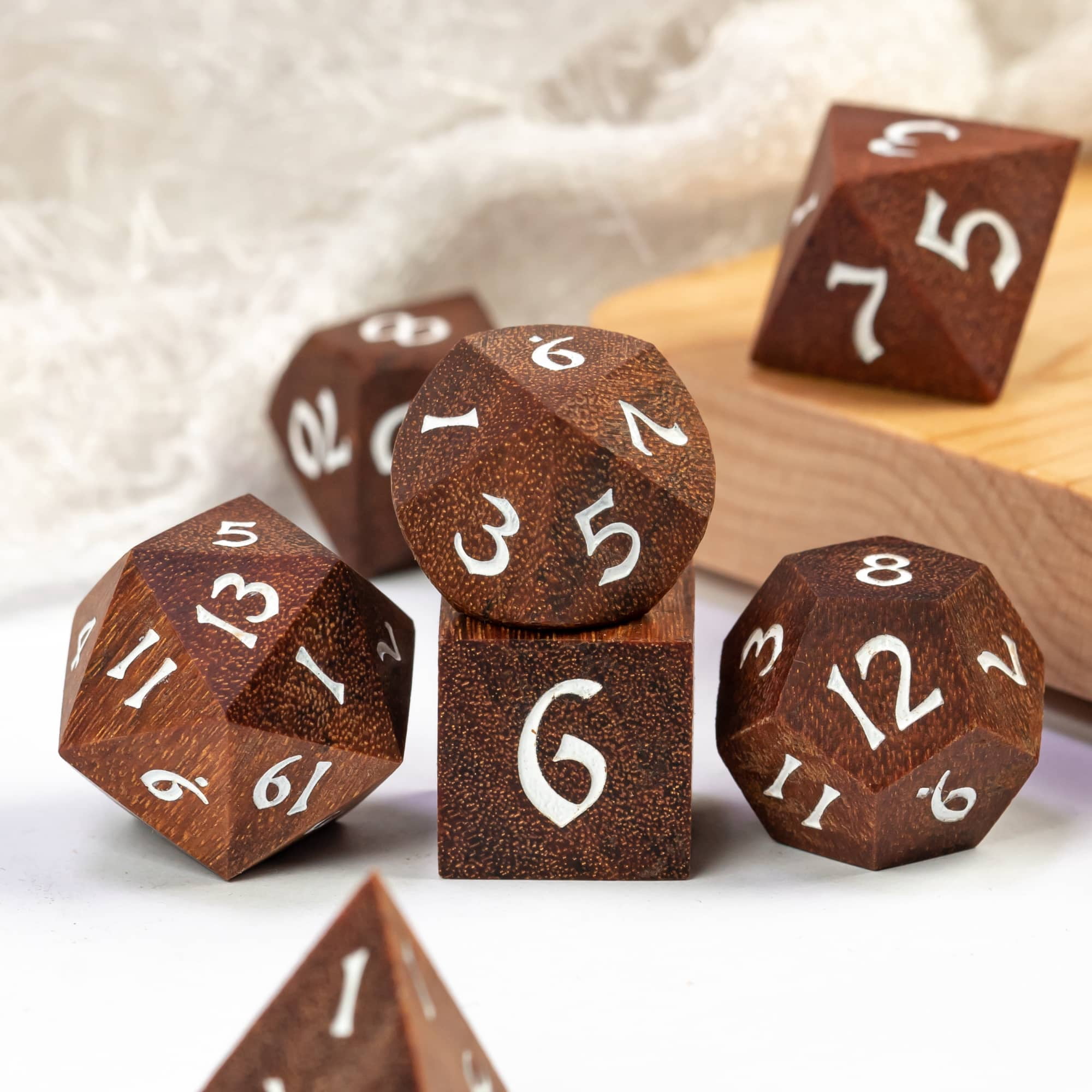 Cusdie 7Pcs/set Wooden DND Dice D&D Wood Dice D4 D6 D8 D10 D% D12 D20 Polyhedral Games Dice Set for Table Games MTG RPG