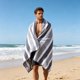 thumbnail image 4 of Toalla de baño multiusos absorbente de 140x70 cm, poliéster suave, secado rápido, bordes reforzados, para ducha, playa, gimnasio, piscina, uso doméstico, 4 of 6