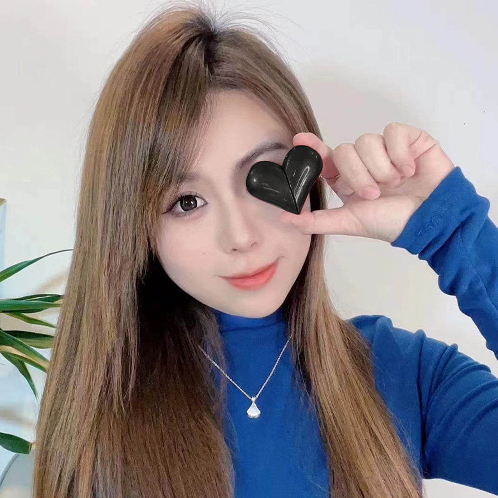 Viflosae 2.4g Wireless Lavalier Microphone Portable Clip on Deformation Heart Shaped Condenser Mic for Outdoor Live Streaming Long Battery Valentine’s Day Gift for Video Recording Vlogging
