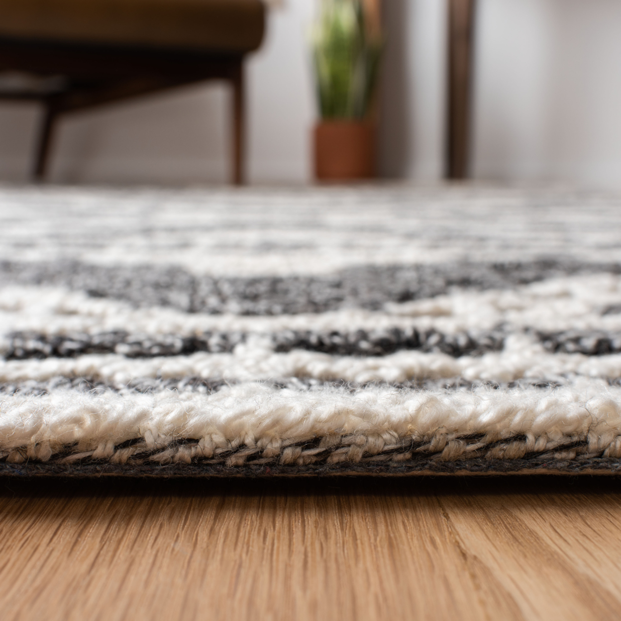 SAFAVIEH Trace Bernadette Geometric Striped Area Rug, Grey/Charcoal, 5' x 8'