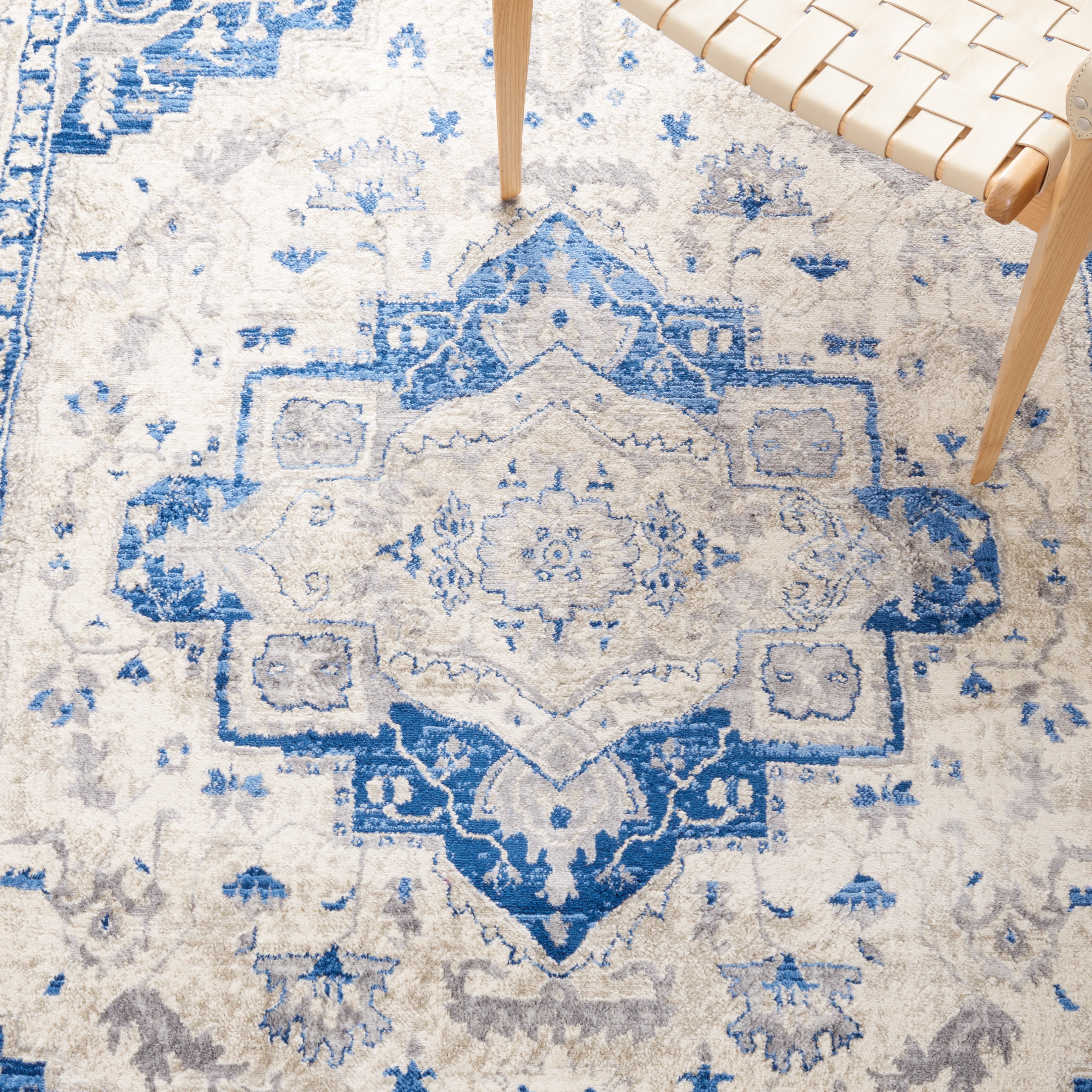 SAFAVIEH Brentwood Dimas Oriental Area Rug, Ivory/Blue, 5'3" x 7'6"