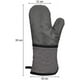 thumbnail image 5 of Guante de silicona para horno Good Grips, guantes para hornear resistentes al calor, guantes de cocina grises extra largos con franja de silicona antideslizante para asar y hornear, 5 of 8
