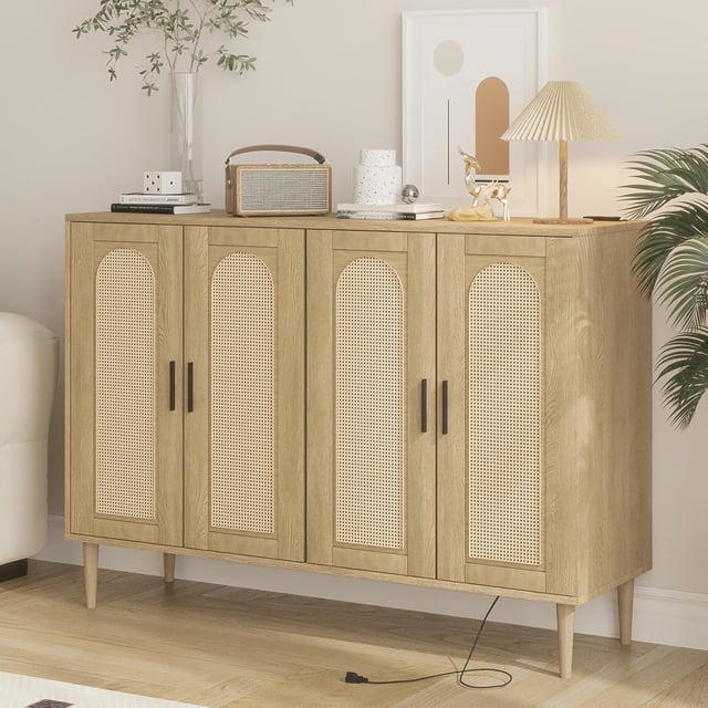 Buffet Bahut Moderne Bohème en Rotin – Rangement à 4 Portes avec Prises Intégrées et USB – Tablettes Ajustables – Table Console en Bois de 48 Pouces pour Entrée, Salle à Manger, Salon, Bar à Café – Couleur Bois