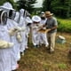 thumbnail image 3 of Uniforme de apicultor junior, mezcla de polialgodón con diseño innovador, guantes de piel de cabra duraderos y cremalleras de latón resistentes para apicultores en ciernes, 3 of 4