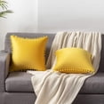 thumbnail image 4 of Fundas de almohada para sofá 45 * 45 cm Amarillo: Paquete de 2 fundas de almohada cuadradas de terciopelo con pompones suaves y acogedores para decoración del hogar de granja, 4 of 5