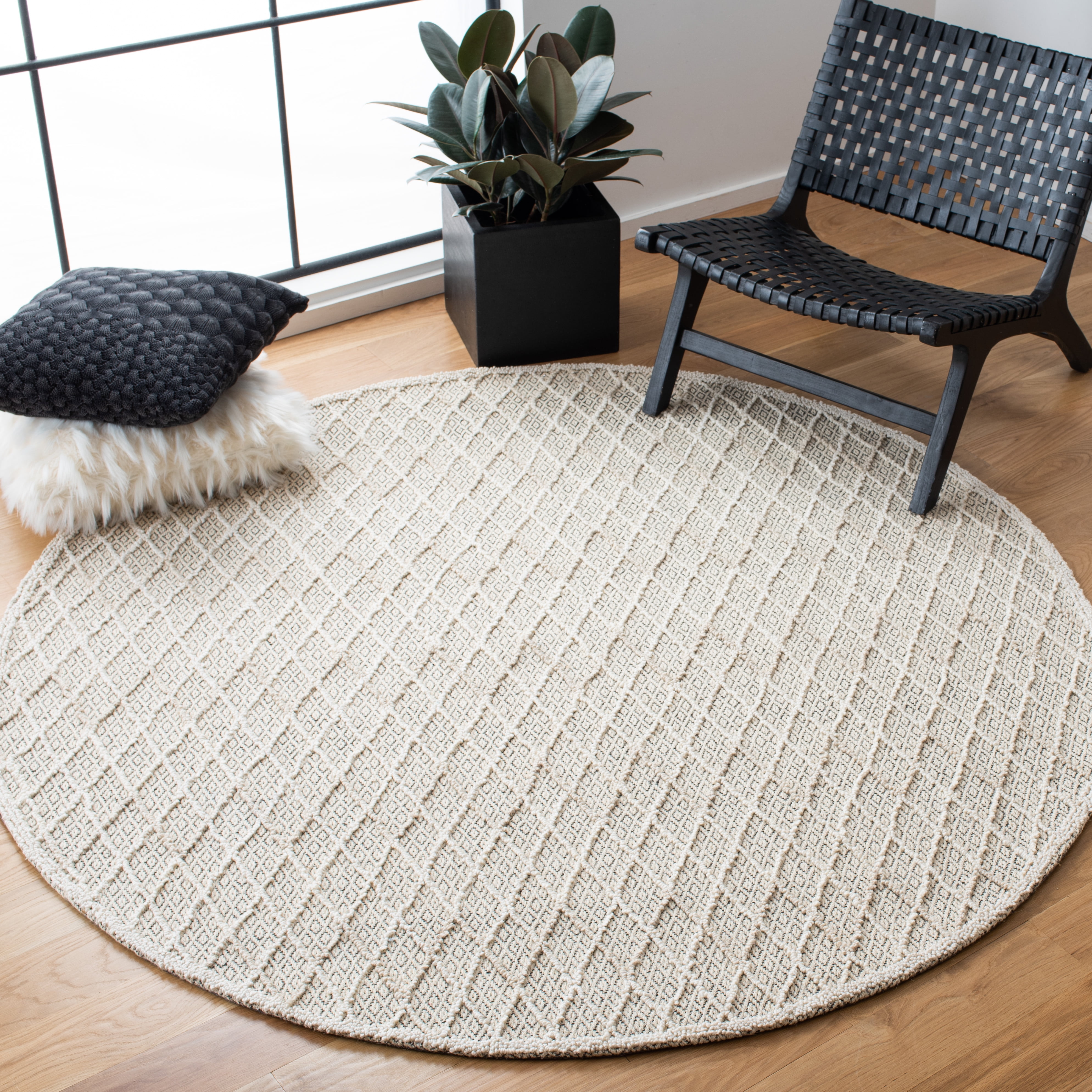 SAFAVIEH Trace Giselle Geometric Area Rug, Ivory/Black, 6' x 6' Round