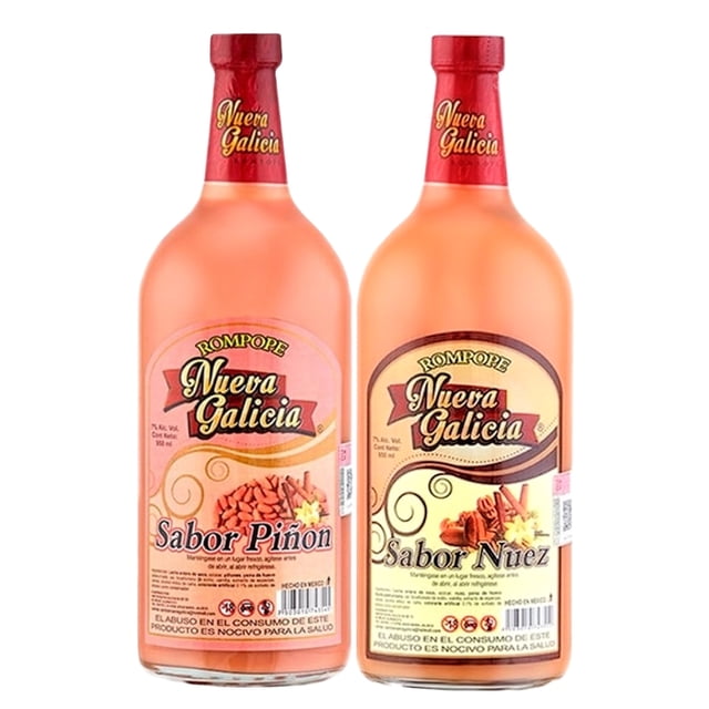 duo pack rompope nueva galicia piñon/nuez 950 ml rompope — Dos botellas frontales alineadas con logo Nueva Galicia en el cuello; izquierda etiqueta "Sabor Piñón" con ilustración de piñones, derecha etiqueta "Sabor Nuez" con ilustración de nueces; vidrio ámbar y tapas rojas sobre fondo blanco. Suele usarse para preparar postres o cocteles suaves.