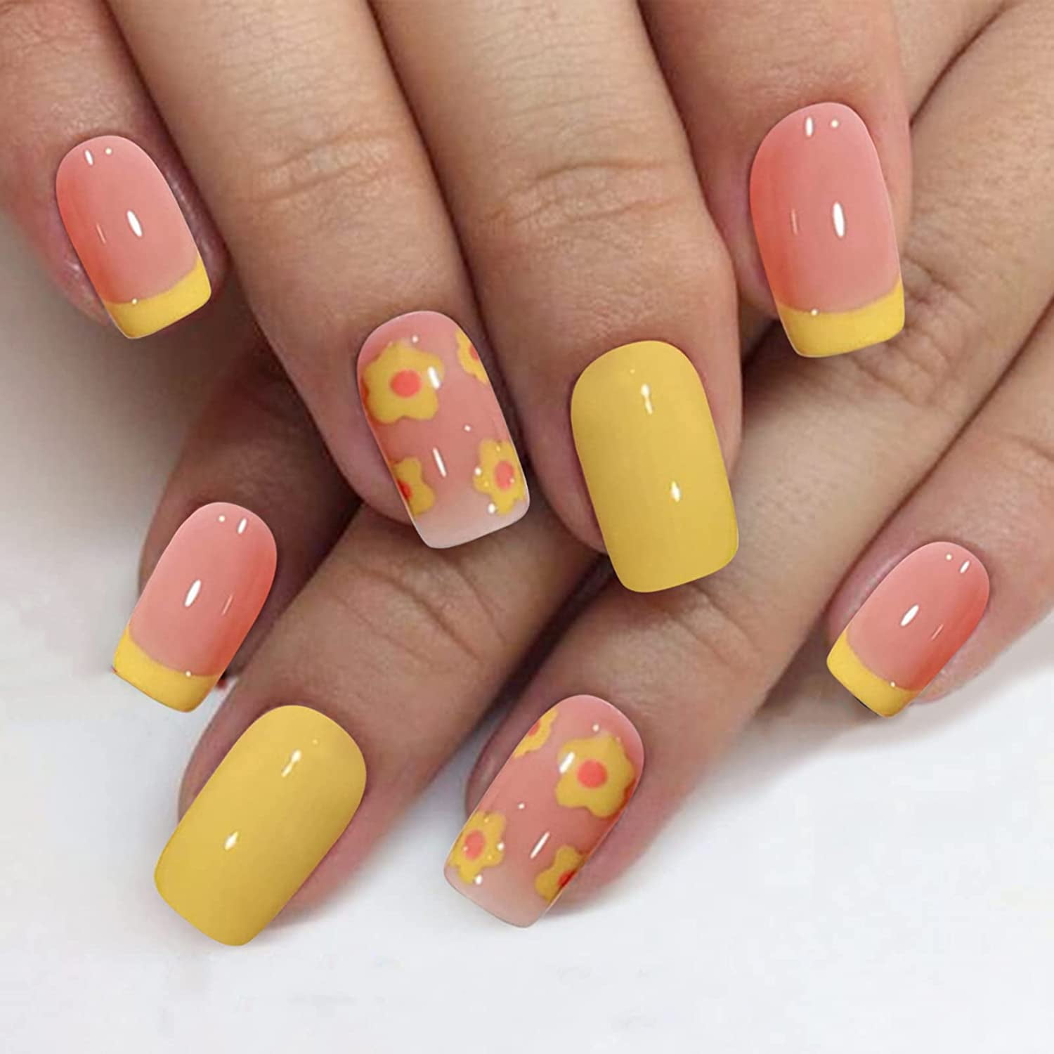 Short Fake Nails Square Glossy Press on Nails with Cute Daisy Design
