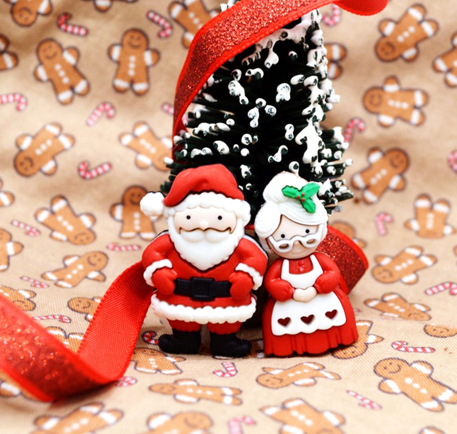 (1 pack) Dress It Up Buttons, Mr. and Mrs. Claus, Sewing Fasteners, Multi-Color, 3 Pieces