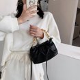 thumbnail image 3 of Bolso cruzado con patrón de piedras Retro para mujer bandolera de Ehuebsd piel sintética suave plisada bolso de mano con cadena gruesa 2021, 3 of 9