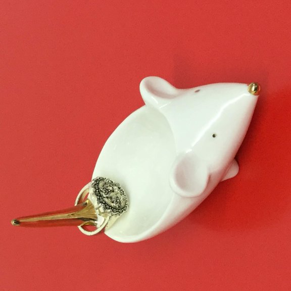 Creative Co-Op Stoneware Mouse Ring Holder with Gold Electroplating, 4" L x 2.5" H, White