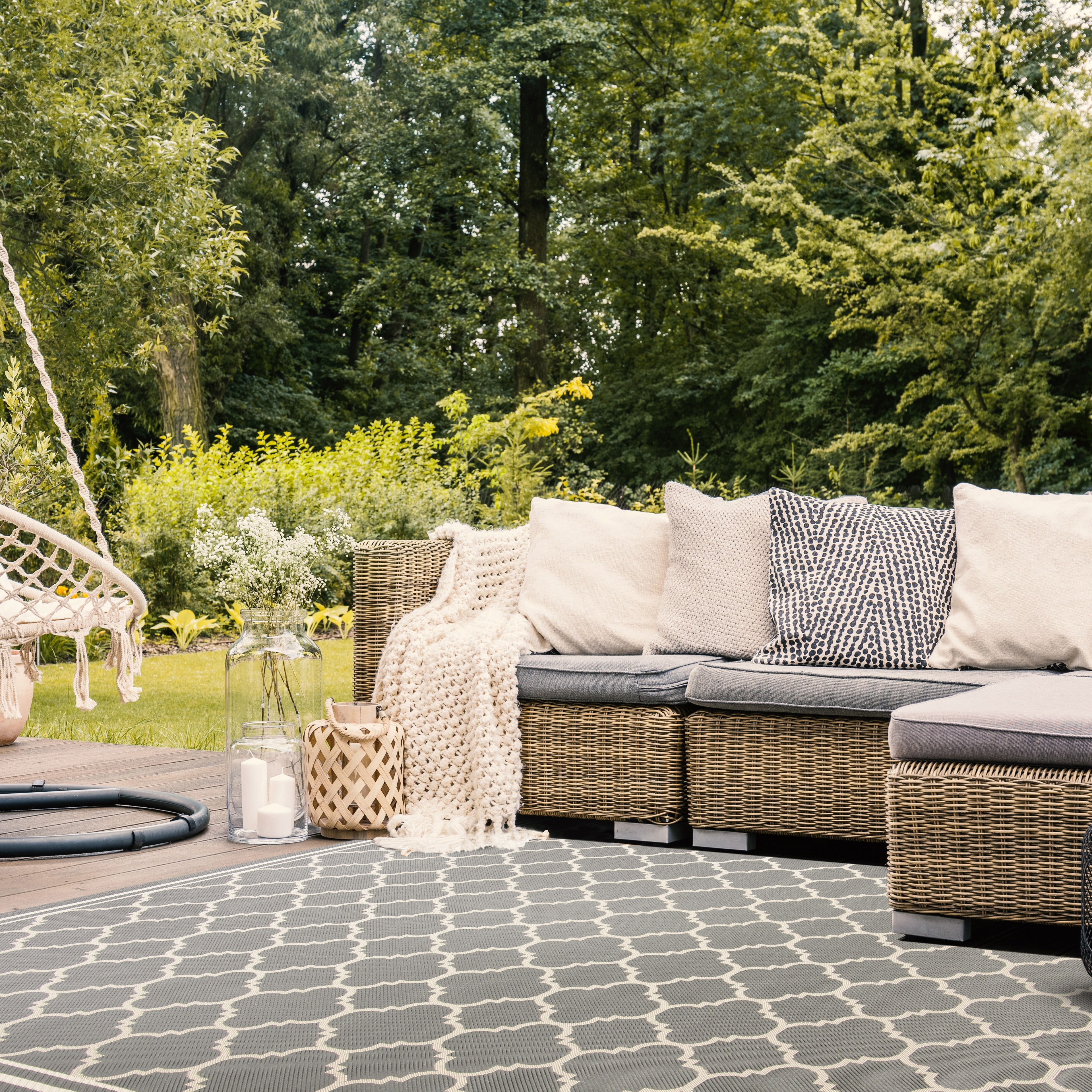 Safavieh Courtyard Alina Geometric Quatrefoil Indoor/Outdoor Area Rug, Anthracite/Beige, 7'10" x 7'10" Square