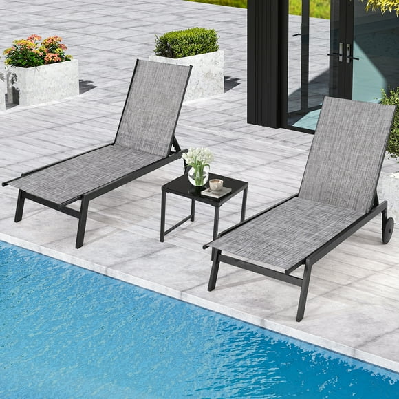 Yoleny Chaise Longue de Patio avec Roues, Ensemble de 2 Chaises Longues d'Extérieur avec Dossier Réglable, Chaises Longues de Piscine en Textilène Imperméable avec Table d'Appoint pour Patio, Bord de Piscine, Terrasse, Gris