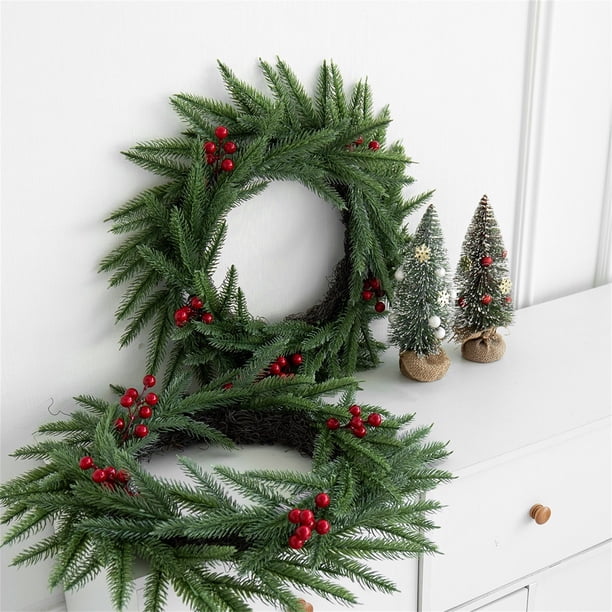 Guirnalda de agujas de pino con frutos rojos | Corona navideña artificial realista | Material de goma suave | Decoración duradera para la puerta, la pared y la repisa de la chimenea, ideal para