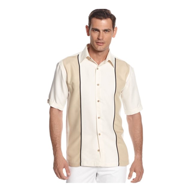 cubavera - camisa de sarga con botones para hombre, color beige, pequeña cubavera botones al frente: camisa abotonada frontal beige con panel texturizado vertical y ribete negro, corte clásico de manga corta y cuello abierto, cierre con botones completos y bajo con aberturas laterales; modelo adulto talla S sobre fondo blanco; apta como camisa casual de verano.