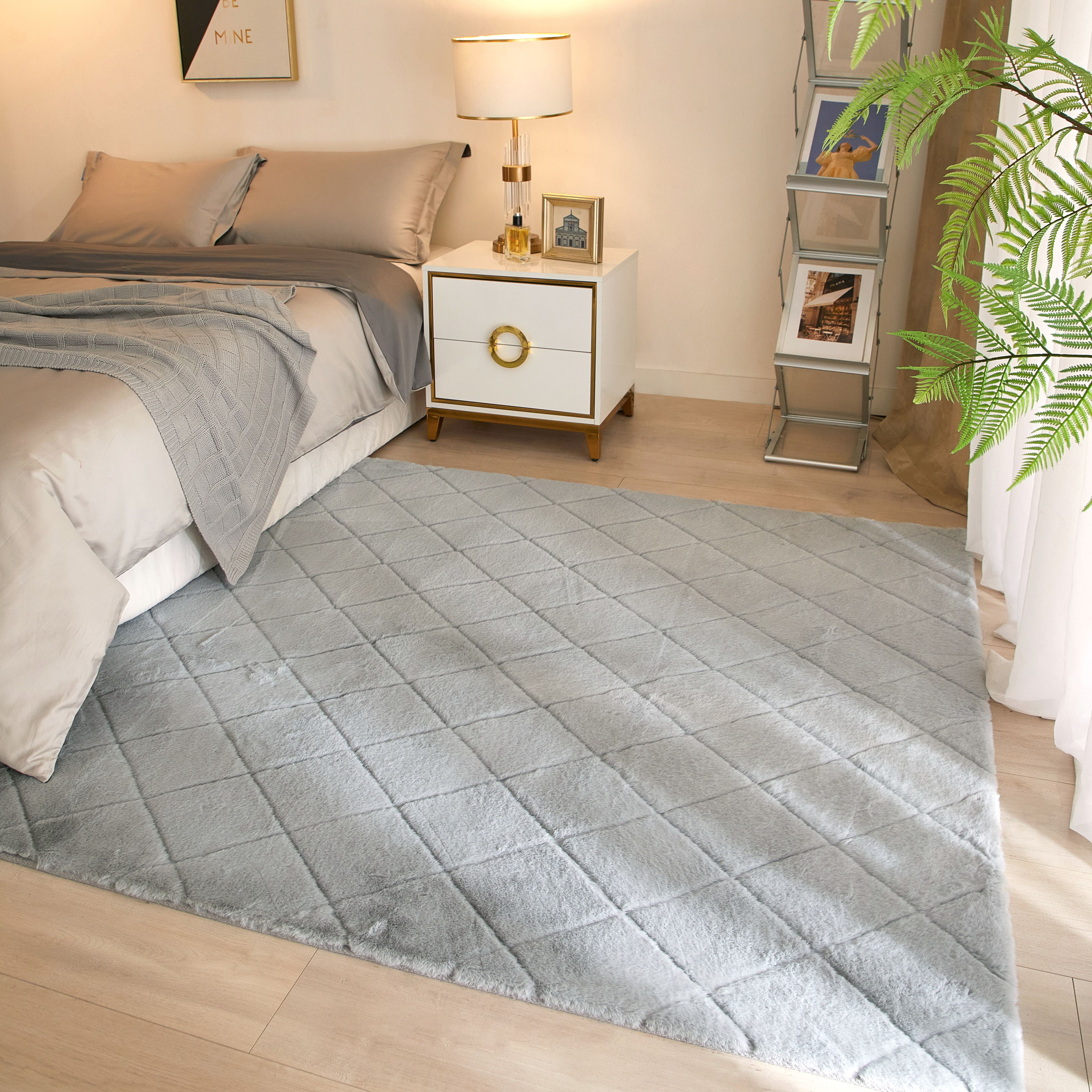 Better Homes & Gardens Diamond Faux Fur Bedroom Rug, Gray, 5'x7'