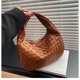 thumbnail image 1 of Bolso tejido de alta gama de estilo para mujer, bolso de hombro tipo bandolera con textura de nicho, bolso de viaje portátil, 1 of 6