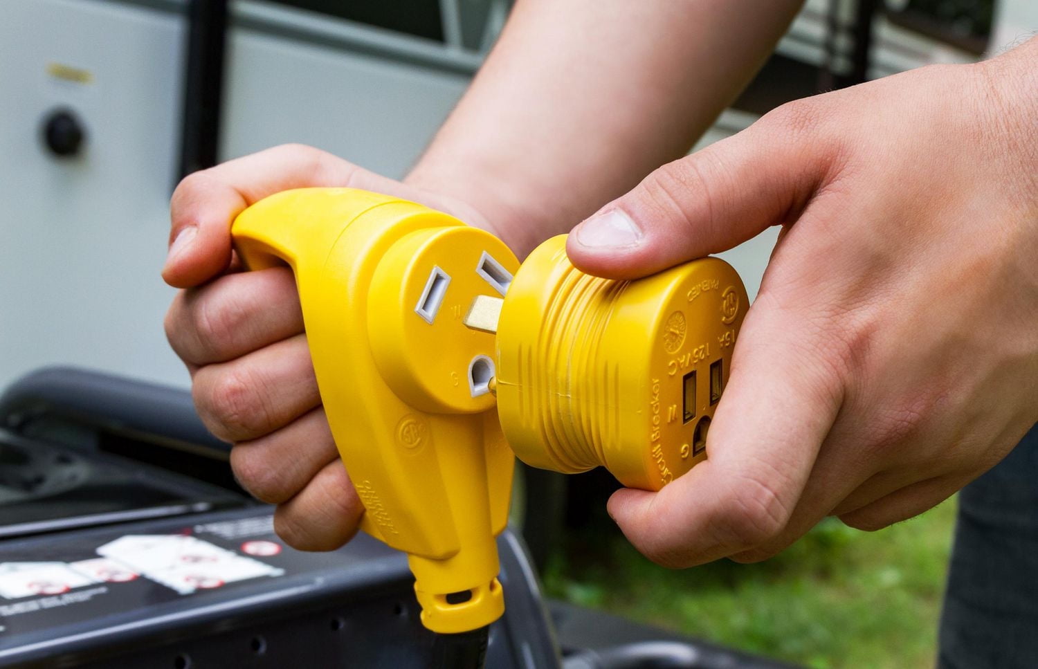 Camco Adaptateur électrique pour caravane - 30AM/15AF (55235) 30 AMPÈRES M/ 15 AMPÈRES F