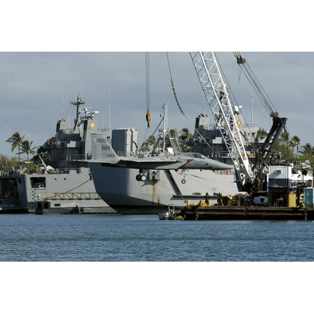 Brass Pier Base August 26 2008 - An F-15 Eagle gets a lift from a barge crane for its vogue to the Pacific Aviation Museum Pearl Harbor on Ford Island in Hawaii at the cargo pier at Hickam Air Force Base Hawaii Poste ()