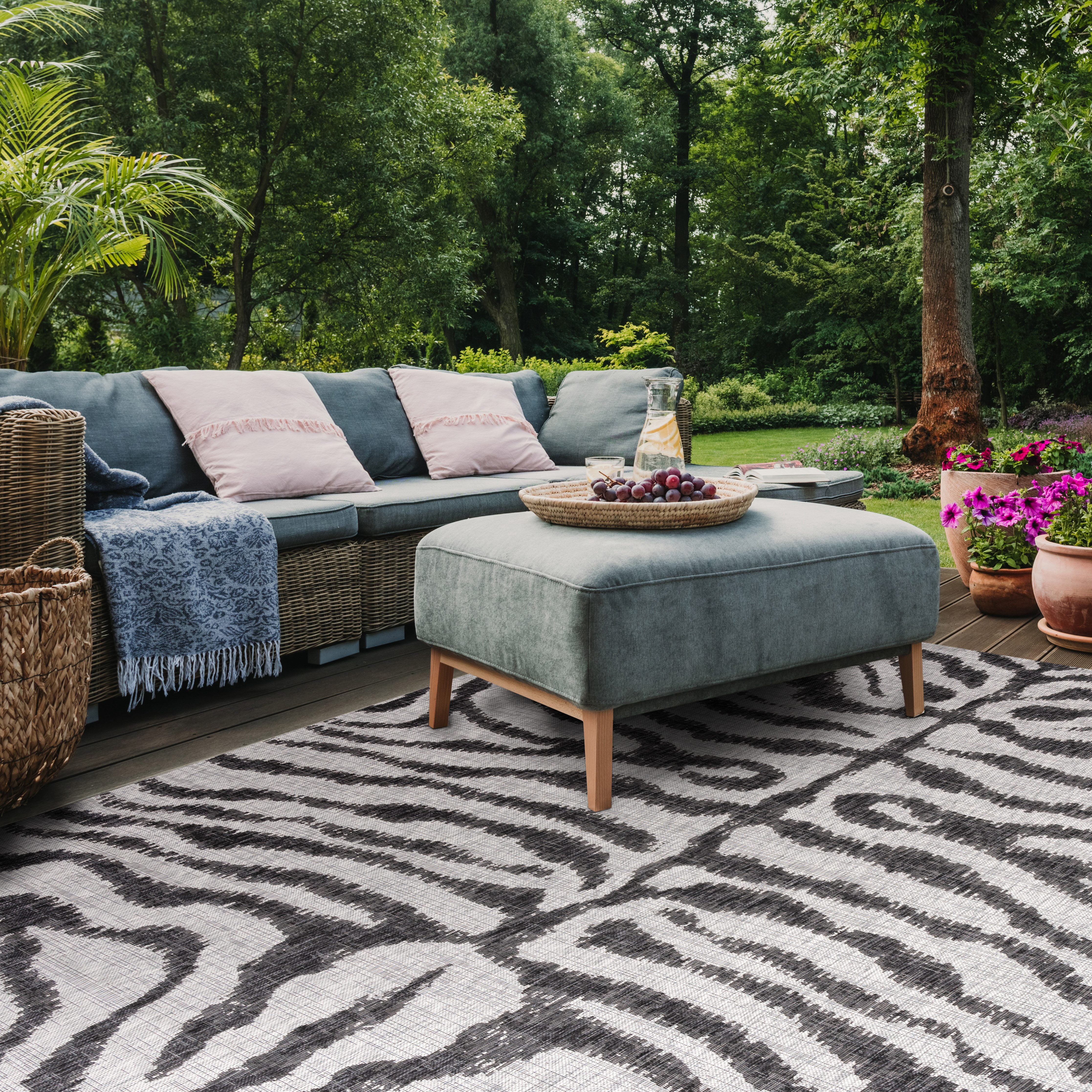 SAFAVIEH Courtyard Gerald Animal Indoor/Outdoor Area Rug, Grey/Black, 8' x 11'