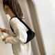 thumbnail image 5 of Bolso de mano con diseño de corazón de felpa suave y cálido para mujer, Bolso con cremallera para la axila (A negro), 5 of 6