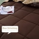 thumbnail image 2 of HIG Edredón de Plumón Alternativo Ligero, Tamaño King, Color Chocolate, Reversible, 2 of 8